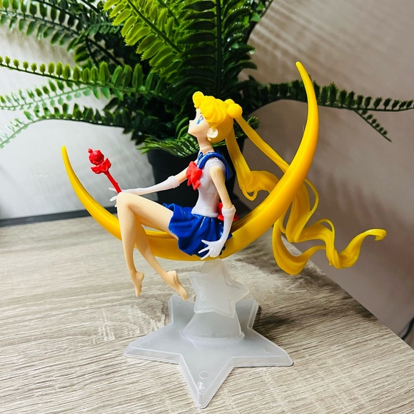 Sailor Moon Figurine with Crescent Moon and Star Base - Picture 2 of 5